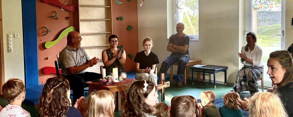 Morgenkreis im Kindergarten zur Begrüßung der neuen Leiterin Carolin Tauber